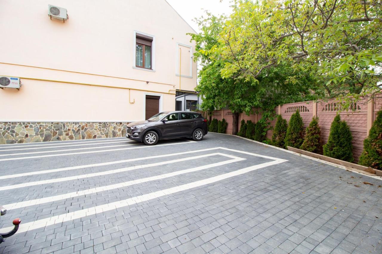 Seveneleven Apartments Cernăuți Exterior foto